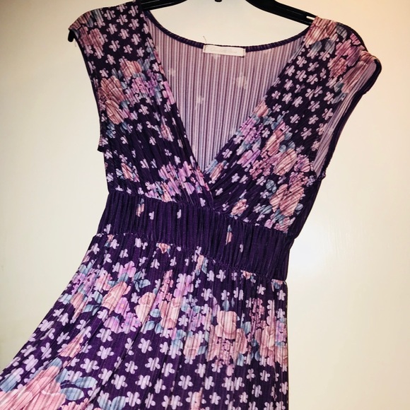 Charlotte Russe Tops - 5/$25!⭐️Super Cute Floral Tunic Top SzM💜